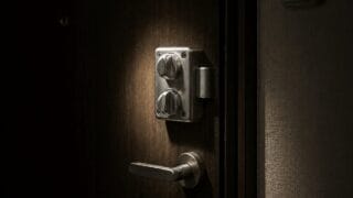 玄関ドアに穴を開けずにできる鍵の強化3ステップ—ドアガード・補助錠・突っ張り型の組み合わせで、玄関を「諦めさせる設計」にする