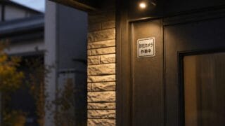 防犯ステッカーは本当に効くのか—抑止力の物理的な根拠と、ステッカーだけでは埋められない設計の穴