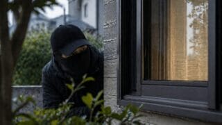 外出するとき、空き巣が「不在」と判断する7つのシグナルを消す方法—費用ゼロ・今日から習慣でできる不在シグナル管理