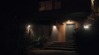 センサーライトを置くだけで、侵入者が諦める確率はどう変わるか—「突然の光」が持つ物理的な抑止力と、効果を半減させる設置の失敗