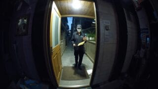 宅配業者を装った侵入は、なぜ玄関を開けさせることができるのか—「荷物です」という声が、すべての警戒を解除する構造