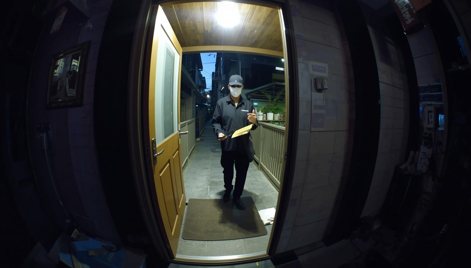 宅配業者を装った侵入は、なぜ玄関を開けさせることができるのか—「荷物です」という声が、すべての警戒を解除する構造