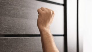 玄関が「内側から施錠されている」ことが、救助の最大の壁になる—鍵の構造と緊急解錠の物理学