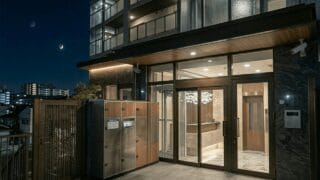 オートロックマンションの「安心」は何階まで有効か—エレベーター・非常階段・宅配ロッカーに残る侵入の穴