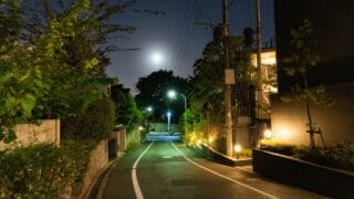 認知症の「夜間徘徊」が家の外に出た後—警備システムが追跡できる距離の限界
