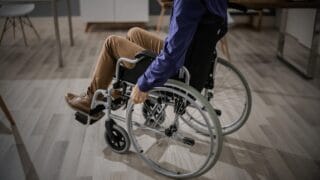 車椅子ユーザーが火災時に「自力避難できない」という前提で設計されていない建物の構造問題—バリアフリーは日常を守るが、緊急避難動線は別の問題だ
