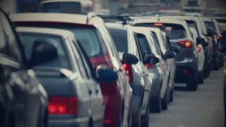車で避難しようとした瞬間に道路が詰まる—渋滞と浸水の同時発生が「移動という選択肢」を消す
