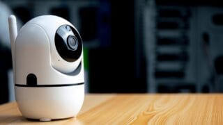 「カメラで見ている」だけでは、親の孤独死は防げない—記録と介入の間にある「動きのない3時間」を、誰が検知するか