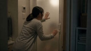浴室で意識を失ったとき、ドアの「内開き」が救助を不可能にする—入浴中突然死の物理的構造